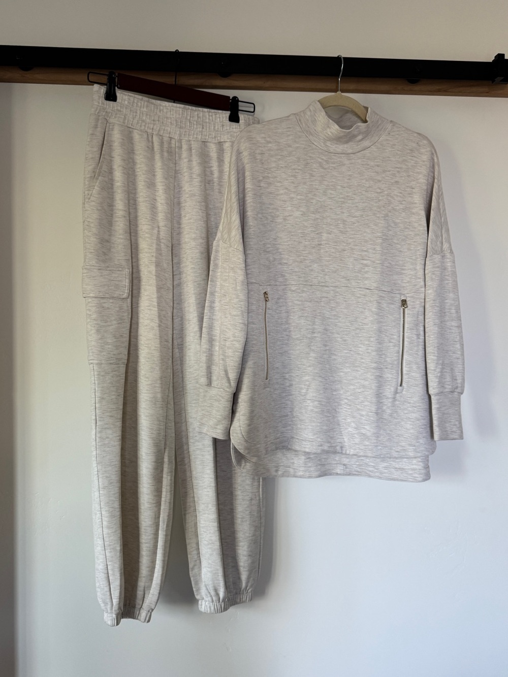 Varley Cozy Neutral lounge Set - Cream Sweatshirt & Jogger